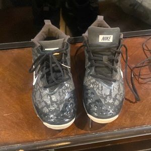 Size 9 boys Nike baseball cleats